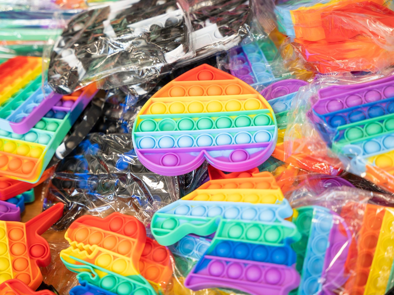 Kunststoff-Produkte ohne TÜV-Zertifikat, die vom Zoll sichergestellt wurden (Symbolbild). - Foto: Christian Knieps/dpa