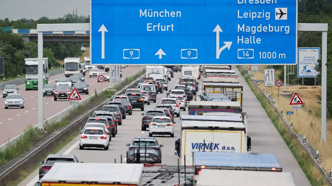 Stau auf der A9 bei Leipzig. - Bild: Jan Woitas/dpa