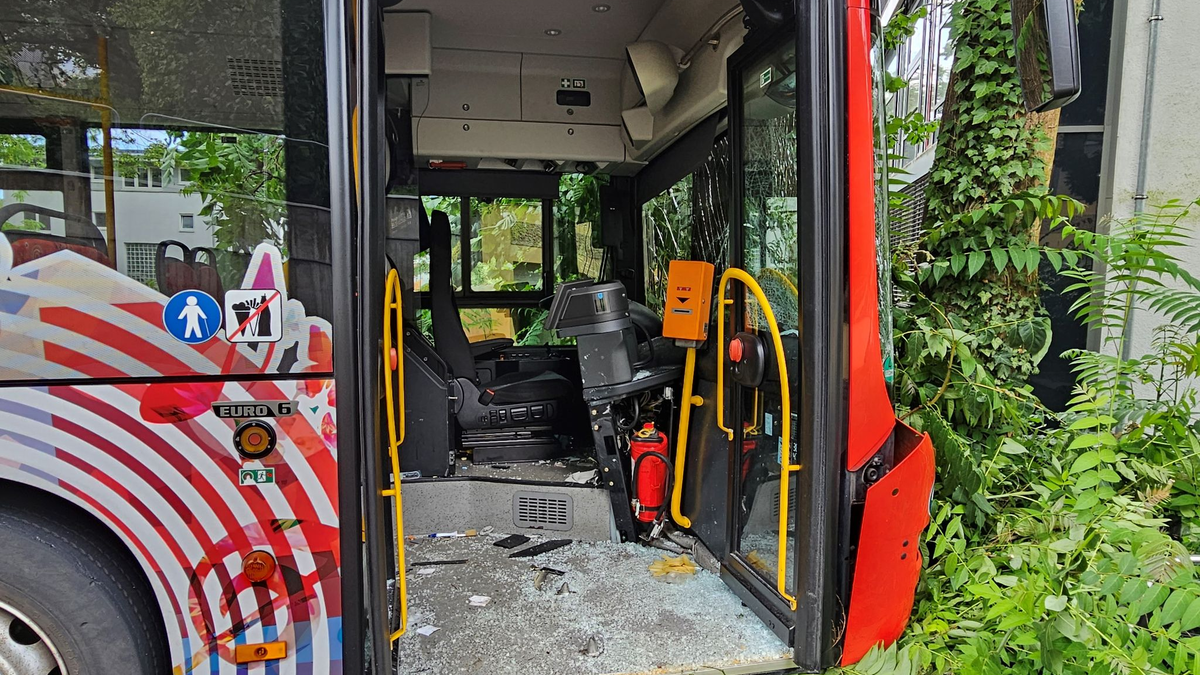 Beim Unfall eines Linienbusses im schwäbischen Nürtingen haben sich mehrere Dutzend Fahrgäste verletzt, einige von ihnen schwer. - Foto: Andreas Rosar/Fotoagentur Stuttgart /dpa