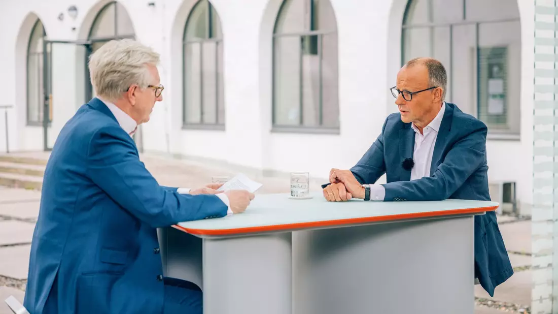 Der CDU-Vorsitzende Friedrich Merz sitzt mit dem Leiter des ZDF-Hauptstadtstudios, Theo Koll, beim ZDF-Sommerinterview. - Bild: Dominik Asbach/ZDF/dpa