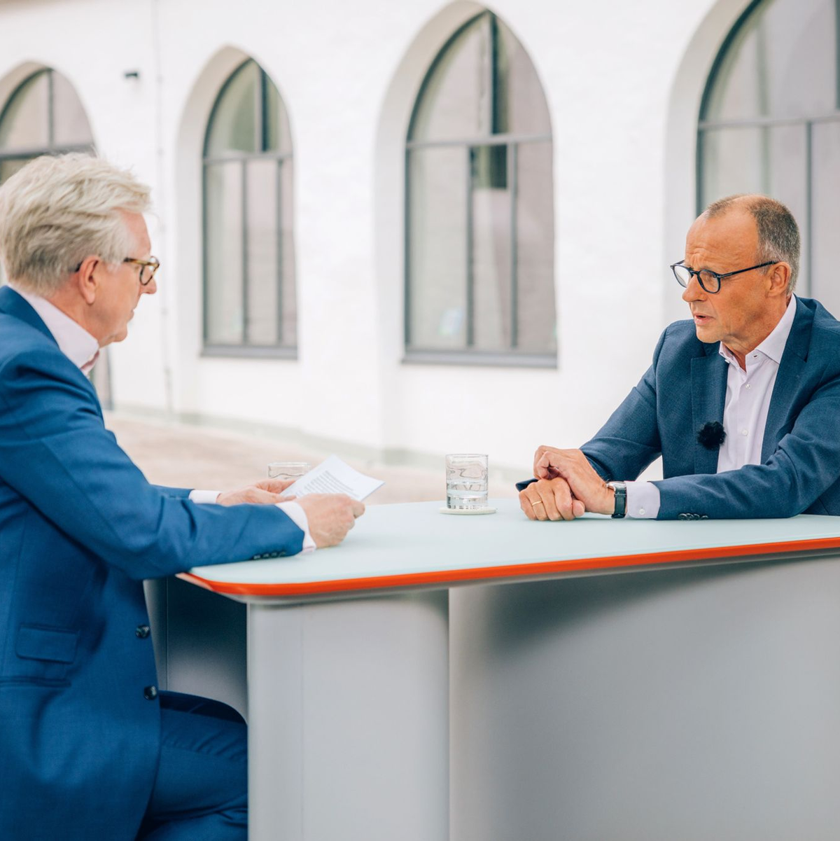 Der CDU-Vorsitzende Friedrich Merz sitzt mit dem Leiter des ZDF-Hauptstadtstudios, Theo Koll, beim ZDF-Sommerinterview. - Foto: Dominik Asbach/ZDF/dpa