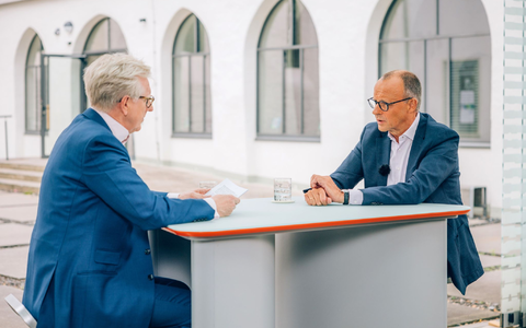 Der CDU-Vorsitzende Friedrich Merz sitzt mit dem Leiter des ZDF-Hauptstadtstudios, Theo Koll, beim ZDF-Sommerinterview. - Foto: Dominik Asbach/ZDF/dpa