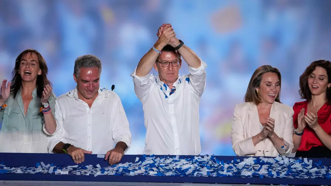 PP-Spitzenkandiat Alberto Núñez Feijóo wendet sich nach den Parlamentswahlen an seine Anhänger vor der Parteizentrale in Madrid. - Bild: Manu Fernandez/AP