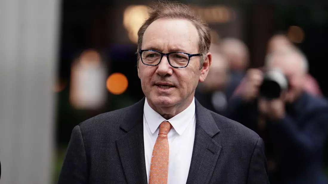 Kevin Spacey erscheint im dunklen Anzug vor dem Southwark Crown Court. - Bild: Jordan Pettitt/PA Wire/dpa