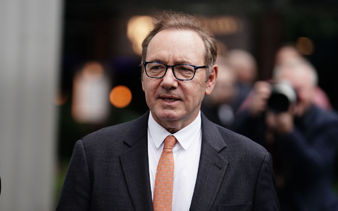Kevin Spacey erscheint im dunklen Anzug vor dem Southwark Crown Court. - Foto: Jordan Pettitt/PA Wire/dpa Kevin Spacey erscheint im dunklen Anzug vor dem Southwark Crown Court. - Foto: Jordan Pettitt/PA Wire/dpa