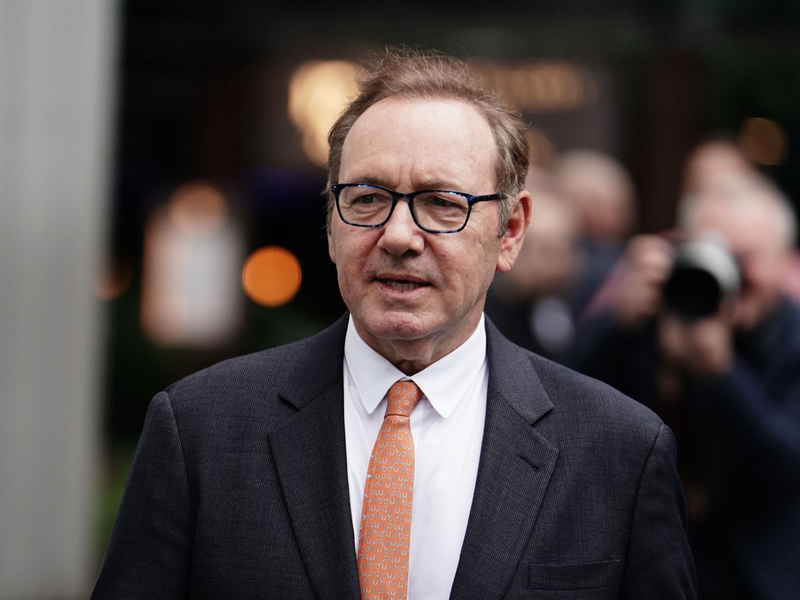 Kevin Spacey erscheint im dunklen Anzug vor dem Southwark Crown Court. - Foto: Jordan Pettitt/PA Wire/dpa