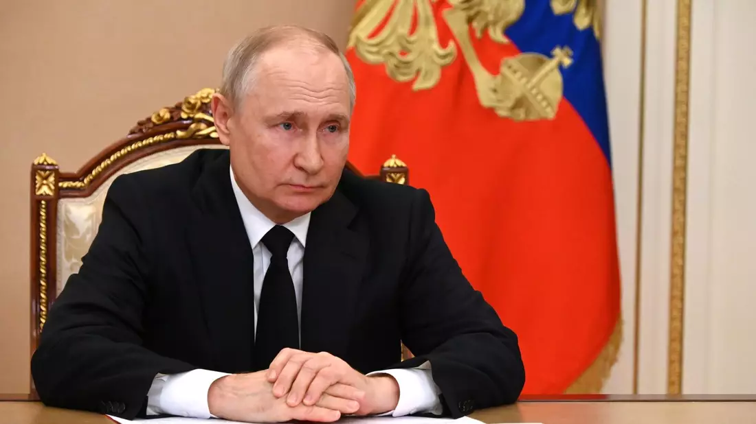 «Wollen wir wirklich, dass den Kindern in unseren Schulen von den ersten Klassen an Perversionen auferlegt werden, die zu Verfall und Aussterben führen?»: Russlands Präsident Wladimir Putin. - Bild: -/Kremlin/dpa