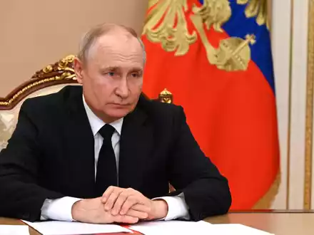 «Wollen wir wirklich, dass den Kindern in unseren Schulen von den ersten Klassen an Perversionen auferlegt werden, die zu Verfall und Aussterben führen?»: Russlands Präsident Wladimir Putin. - Foto: -/Kremlin/dpa