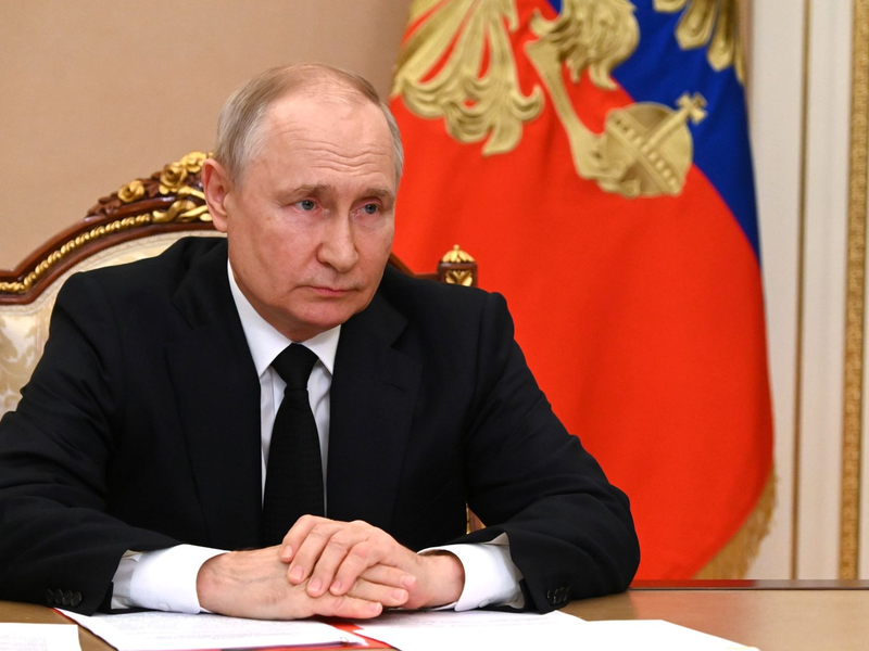 «Wollen wir wirklich, dass den Kindern in unseren Schulen von den ersten Klassen an Perversionen auferlegt werden, die zu Verfall und Aussterben führen?»: Russlands Präsident Wladimir Putin. - Foto: -/Kremlin/dpa