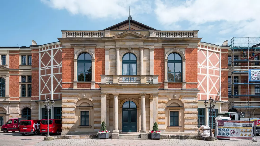 Das Bayreuther Festspielhaus. - Bild: Daniel Vogl/dpa