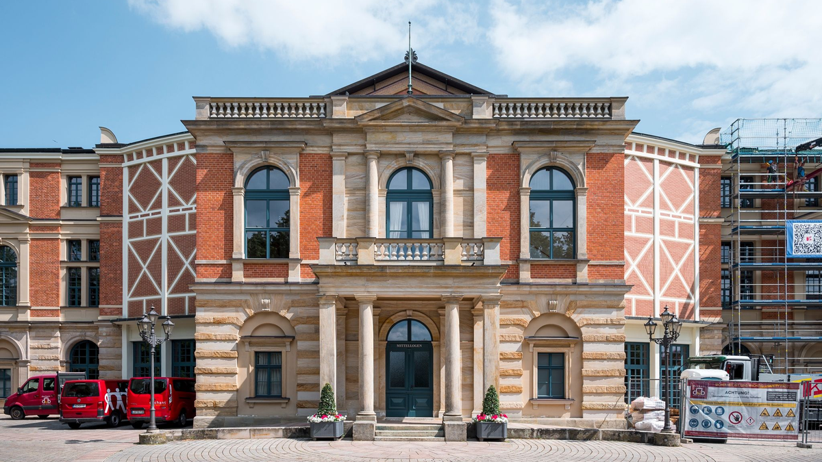 Das Bayreuther Festspielhaus, Spielstätte der Bayreuther Festspiele. - Foto: Daniel Vogl/dpa