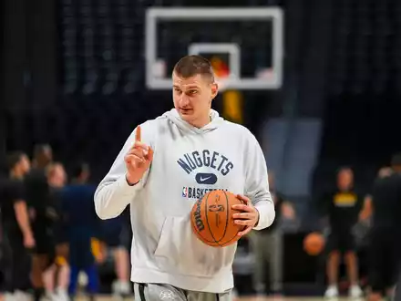 Nikola Jokic wird nicht bei der WM in Asien dabei sein. - Foto: Jack Dempsey/AP/dpa