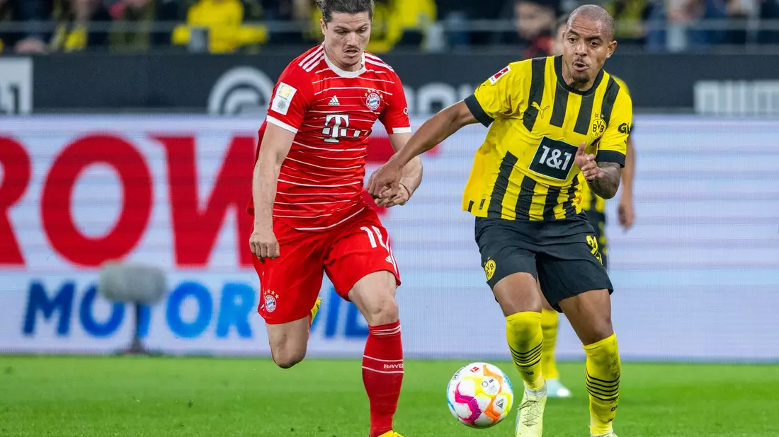 Marcel Sabitzer (l) unterschrieb bis 2027 beim BVB. - Bild: David Inderlied/dpa