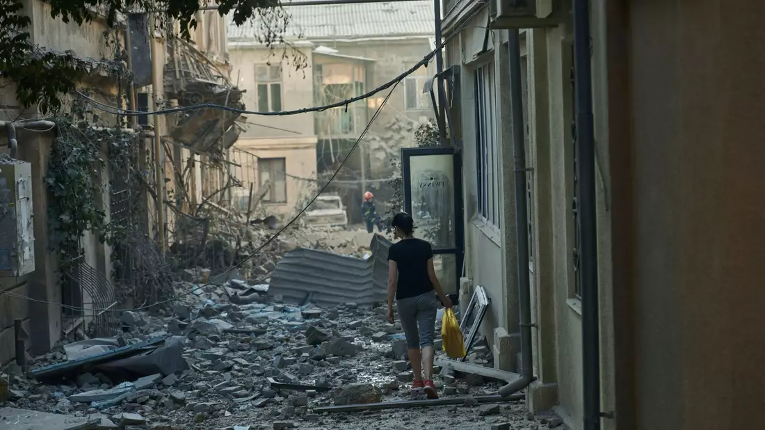 Eine Trümmerlandschaft: Odessa nach russischen Angriffen auf die Stadt. Eine Rekordsumme von über einer Milliarde Euro für die Opfer des Krieges in der Ukraine haben die Menschen in Deutschland im vergangenen Jahr gespendet. - Bild: Libkos/AP/dpa