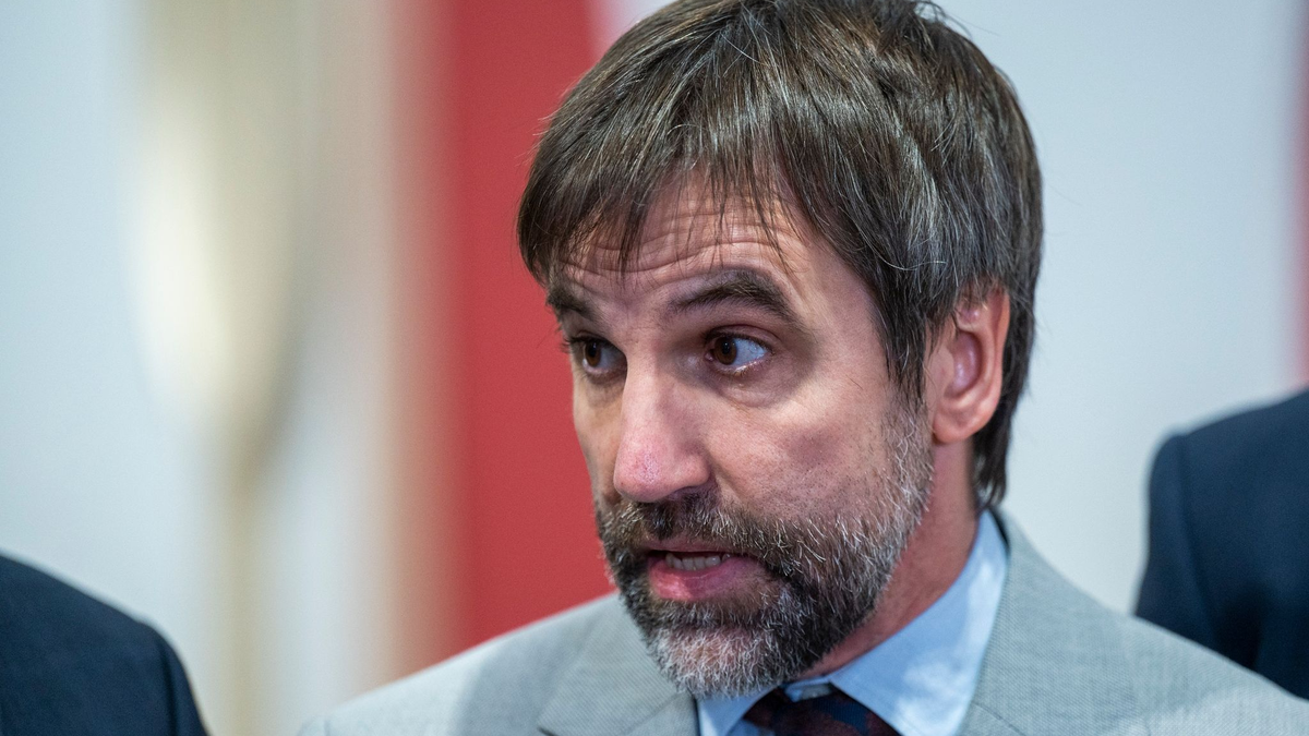 Kanadas Umweltminister Steven Guilbeault beim UN-Klimagipfel COP27 in Scharm El Scheich. - Foto: Christophe Gateau/dpa