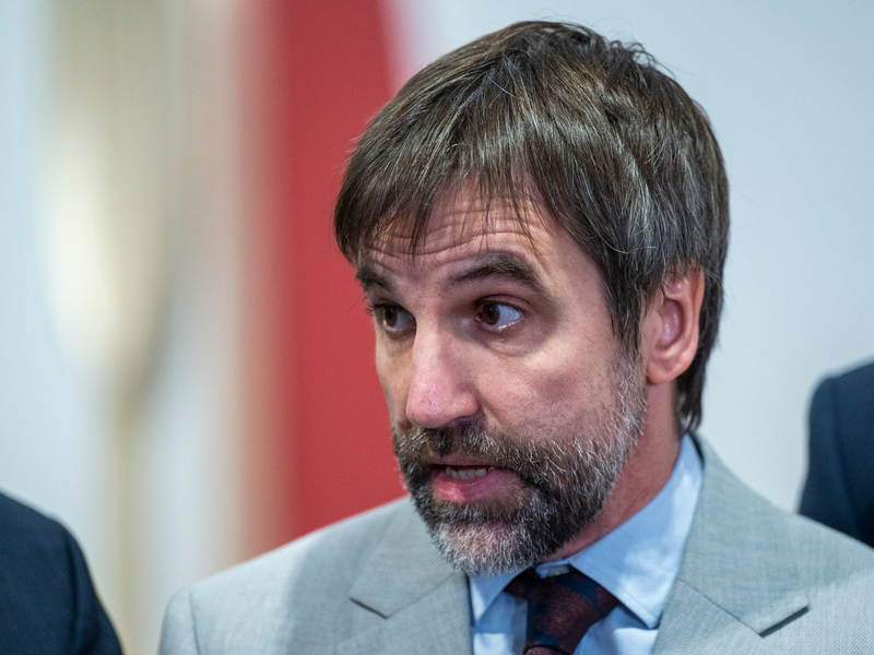 Kanadas Umweltminister Steven Guilbeault beim UN-Klimagipfel COP27 in Scharm El Scheich. - Foto: Christophe Gateau/dpa