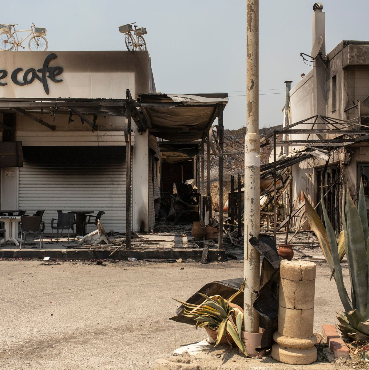 Diese Geschäfte im Dorf Kiotari sind den Flammen zum Opfer gefallen. - Foto: Socrates Baltagiannis/dpa