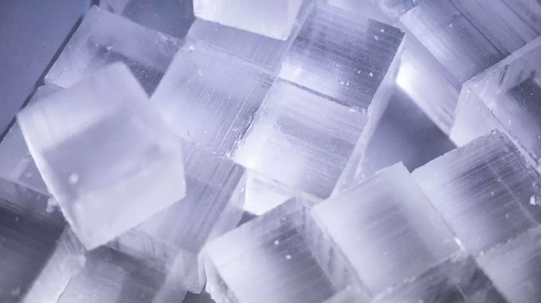 Blick auf bereits zugeschnittene Eiswürfel. - Bild: Hannes P. Albert/dpa
