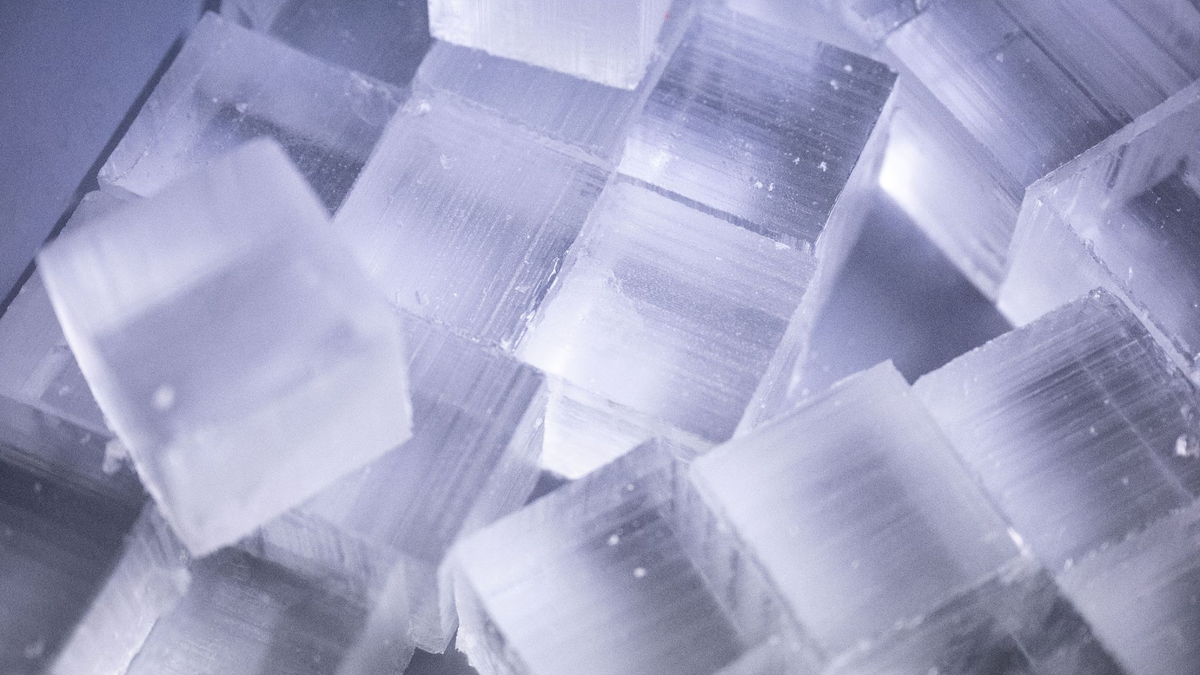 Blick auf bereits zugeschnittene Eiswürfel. - Foto: Hannes P. Albert/dpa