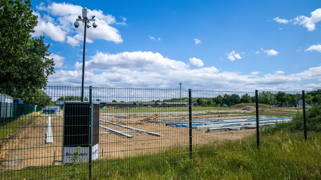 Erste Fundamente für das Aufstellen von Wohncontainern für Migranten sind in Upahl (Nordwestmecklenburg) hinter dem Bauzaun zu sehen. - Bild: Jens Büttner/dpa