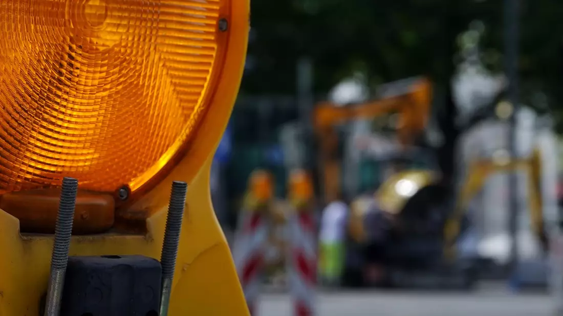 Eine Baustellenlampe an einer Straßenbaustelle. - Bild: Sabina Crisan/dpa