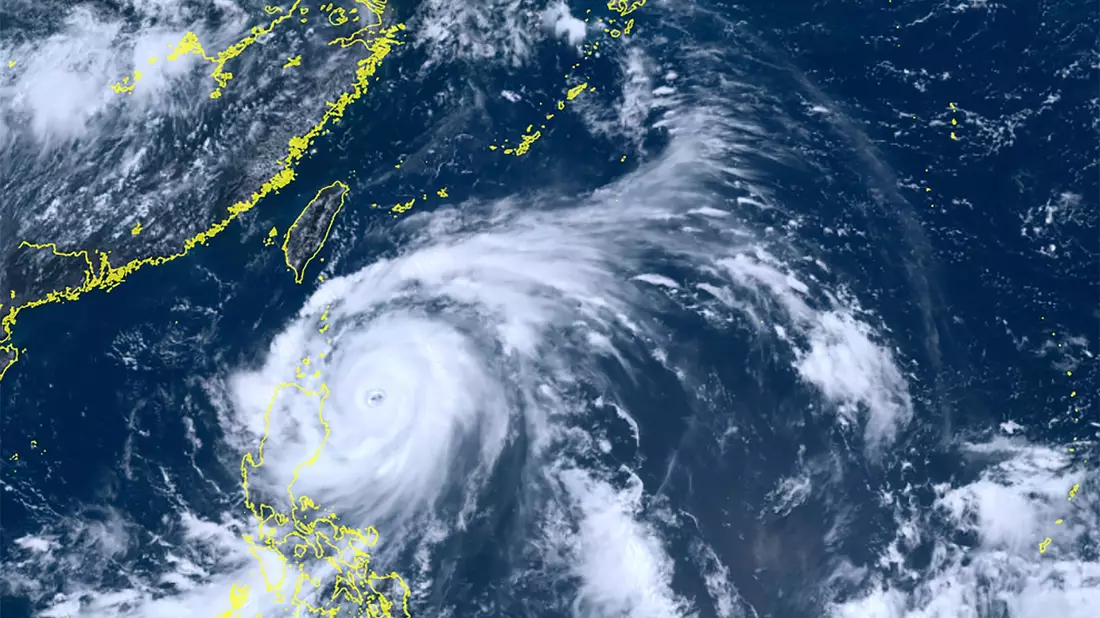 Dieses vom japanischen Wettersatelliten Himawari-8 aufgenommene Satellitenbild zeigt den Taifun «Doksuri» in der Nähe der nördlichen Philippinen. - Bild: Courtesy of National Institute of Information and Communications Technology (NICT)/AP/dpa