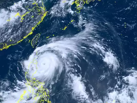 Dieses vom japanischen Wettersatelliten Himawari-8 aufgenommene Satellitenbild zeigt den Taifun «Doksuri» in der Nähe der nördlichen Philippinen. - Foto: Courtesy of National Institute of Information and Communications Technology (NICT)/AP/dpa