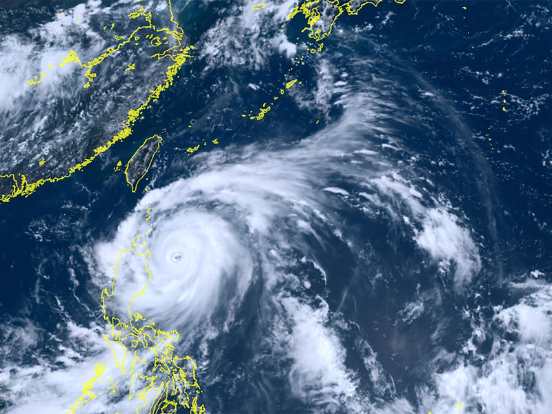 Dieses vom japanischen Wettersatelliten Himawari-8 aufgenommene Satellitenbild zeigt den Taifun «Doksuri» in der Nähe der nördlichen Philippinen. - Foto: Courtesy of National Institute of Information and Communications Technology (NICT)/AP/dpa