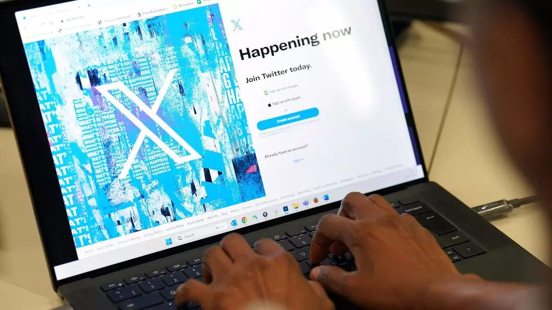 Twitter wird X - die Web-Adresse lautet aber weiterhin twitter.com. - Bild: Jonathan Brady/PA/dpa