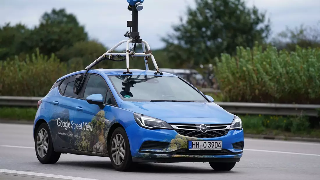 Ein Fahrzeug von Google Street View, bestückt mit Kameras. - Bild: Marcus Brandt/dpa