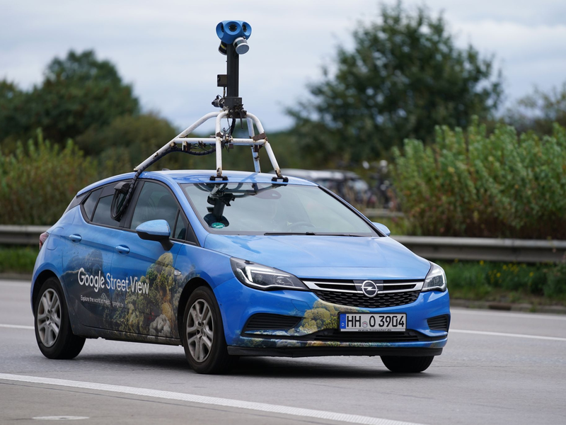 Ein Fahrzeug von Google Street View, bestückt mit Kameras. - Foto: Marcus Brandt/dpa