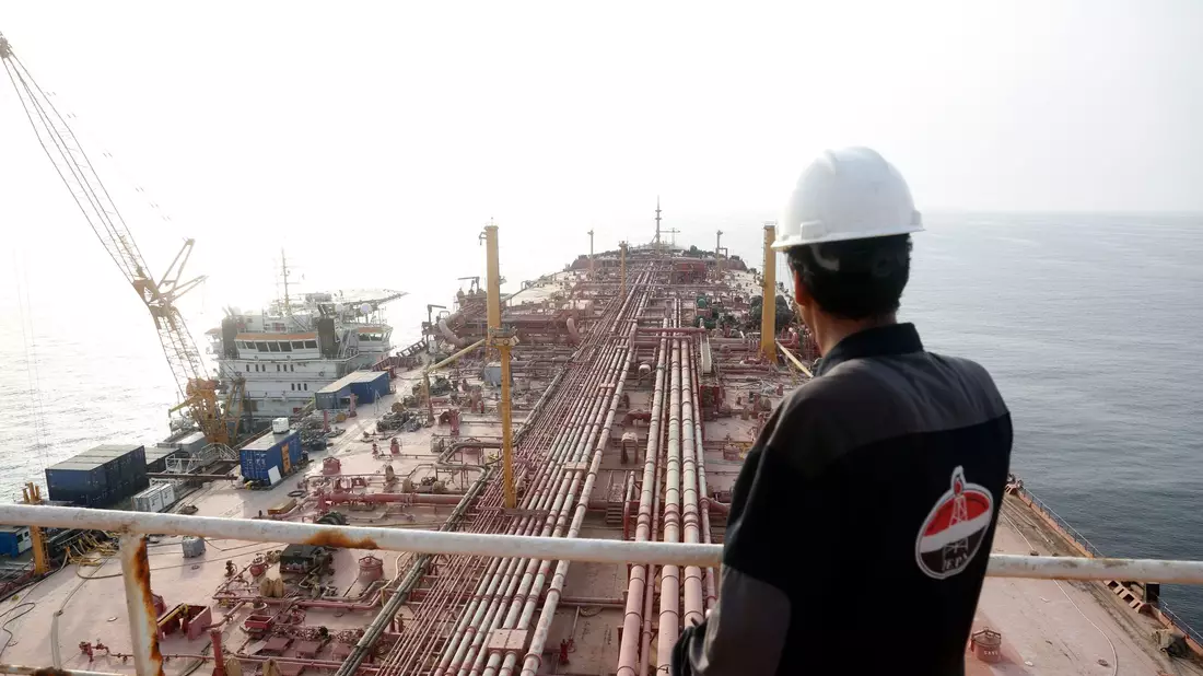 Ein Ingenieur steht auf dem oberen Deck der «FSO Safer» - der Supertanker wurde seit Jahren nicht mehr gewartet. - Bild: Mohammed Mohammed/XinHua/dpa