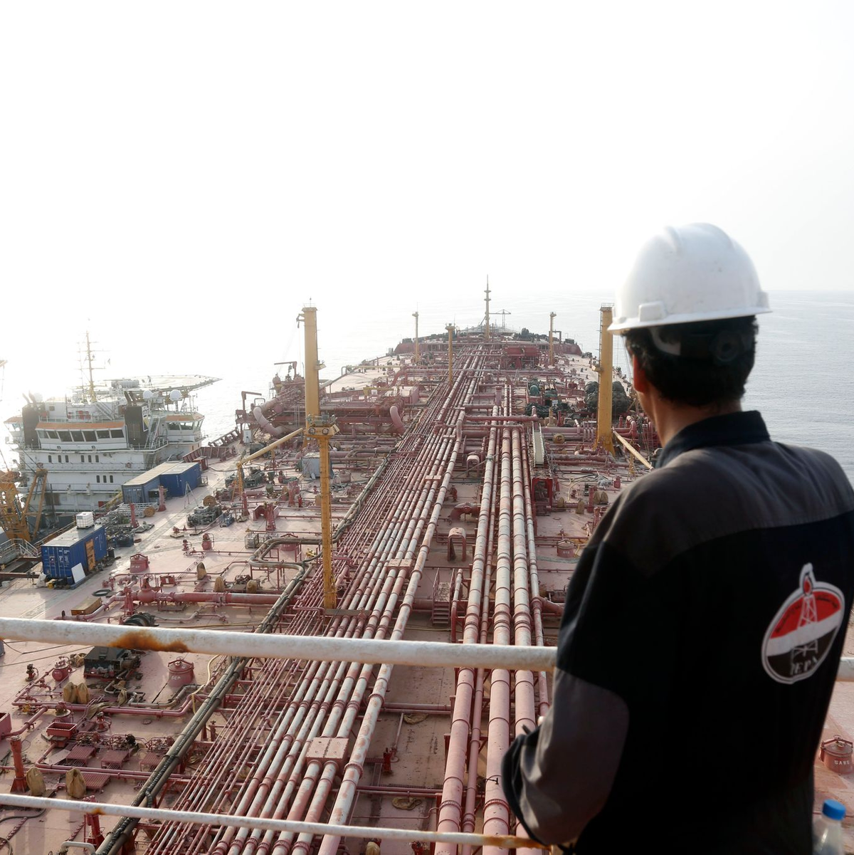Ein Ingenieur steht auf dem oberen Deck der «FSO Safer» - der Supertanker wurde seit Jahren nicht mehr gewartet. - Foto: Mohammed Mohammed/XinHua/dpa