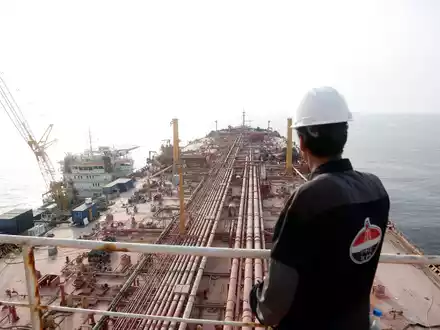 Ein Ingenieur steht auf dem oberen Deck der «FSO Safer» - der Supertanker wurde seit Jahren nicht mehr gewartet. - Foto: Mohammed Mohammed/XinHua/dpa