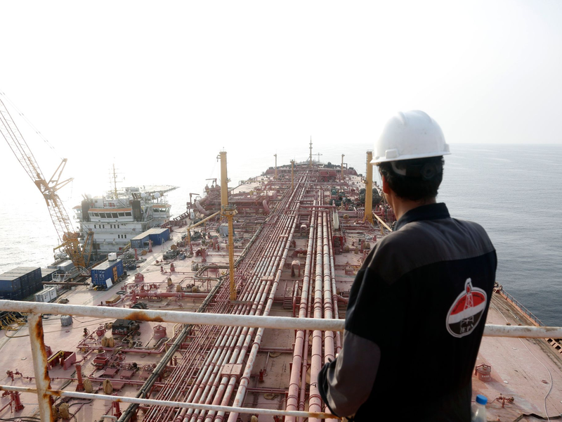 Ein Ingenieur steht auf dem oberen Deck der «FSO Safer» - der Supertanker wurde seit Jahren nicht mehr gewartet. - Foto: Mohammed Mohammed/XinHua/dpa