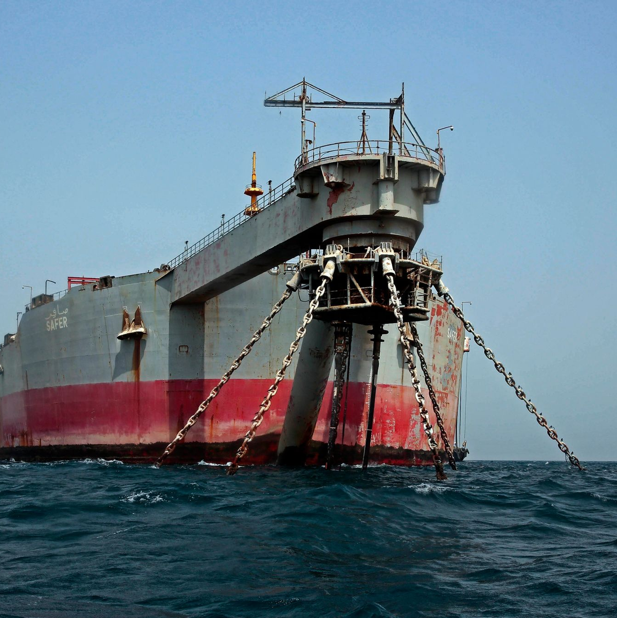 Blick auf den angeschlagenen Öltanker «FSO Safer» im Roten Meer vor der Küste des von Rebellen gehaltenen Hafens Rass Issa. - Foto: Stringer/dpa