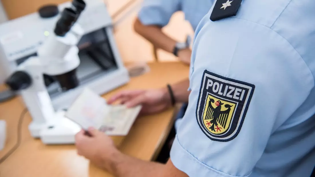 Bundespolizeidirektion München: Bundespolizei entdeckt zwei geschleuste Männer mit gefälschten Dokumenten am Flughafen München - Bild: presseportal.de