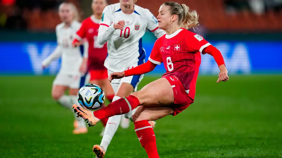 Nadine Riesen (r) steht mit der Schweiz vor dem Einzug ins Achtelfinale. - Bild: Abbie Parr/AP