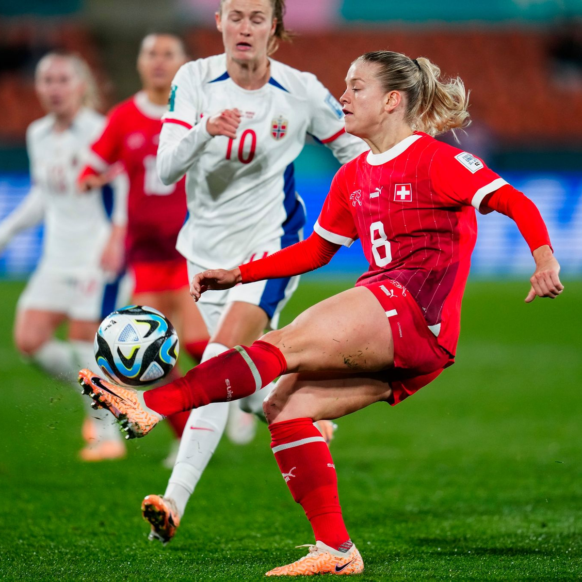 Nadine Riesen (r) steht mit der Schweiz vor dem Einzug ins Achtelfinale. - Foto: Abbie Parr/AP