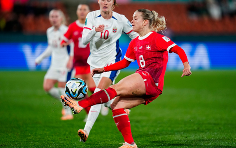 Nadine Riesen (r) steht mit der Schweiz vor dem Einzug ins Achtelfinale. - Foto: Abbie Parr/AP
