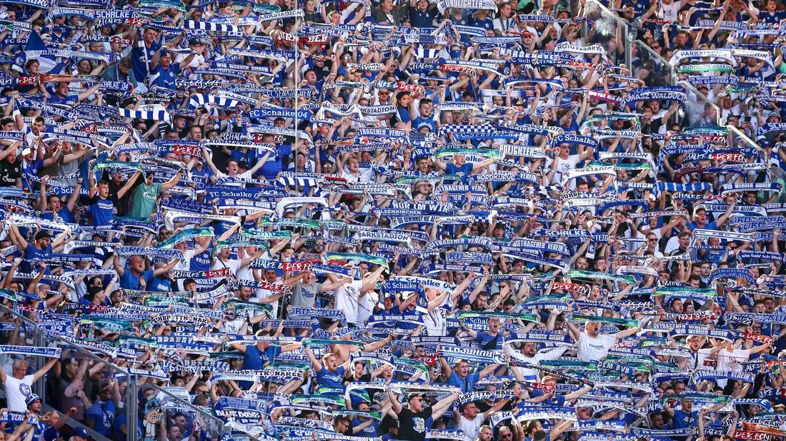 Die Fans des FC Schalke 04 feuern ihre Mannschaft ab Freitag wieder in der 2. Liga an. - Bild: Jan Woitas/dpa