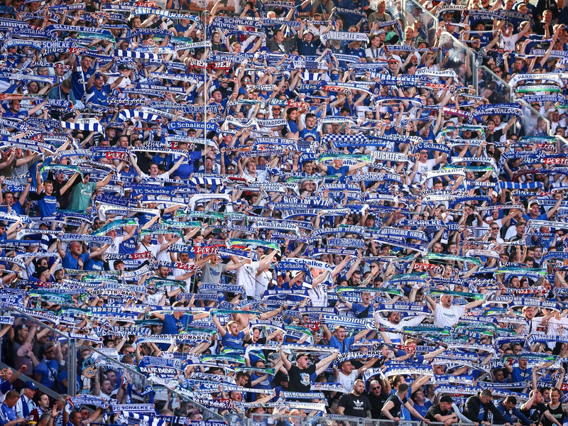Die Fans des FC Schalke 04 feuern ihre Mannschaft ab Freitag wieder in der 2. Liga an. - Foto: Jan Woitas/dpa