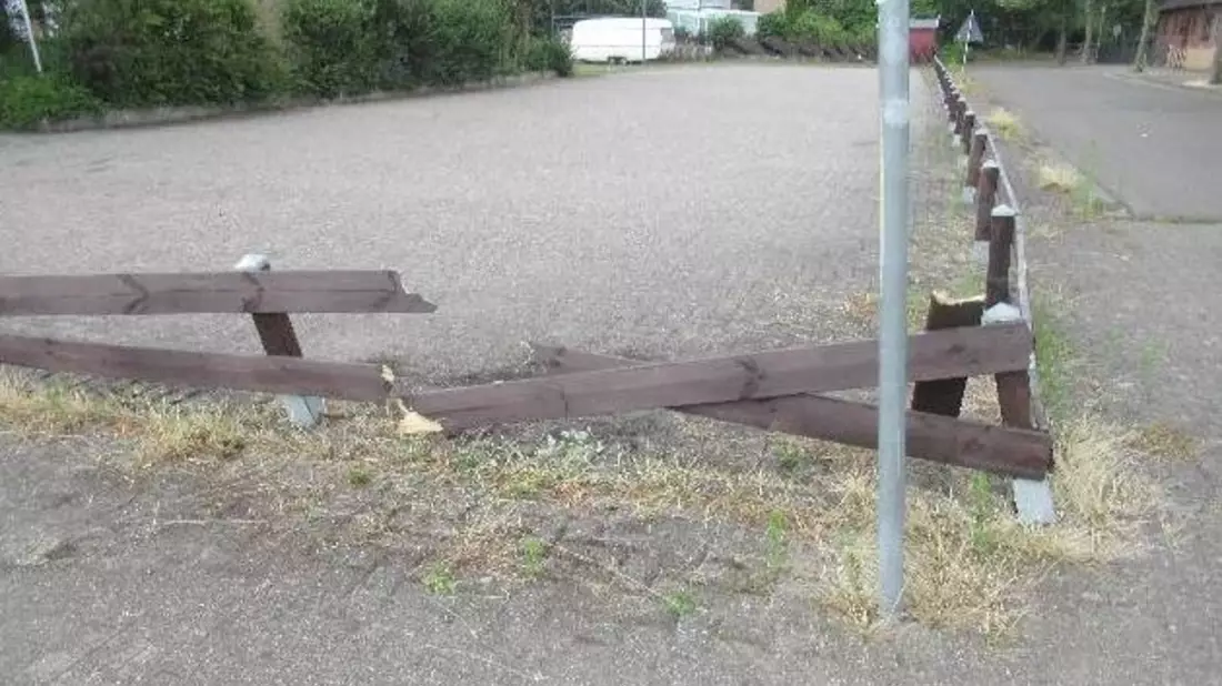 POL-EL: Nordhorn - Fahrzeug durch Zaun gefahren - Zeugen gesucht - Bild: presseportal.de
