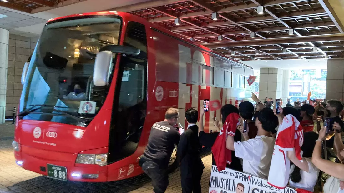 Die Bayern-Mannschaft fährt am Hotel in Tokio vor, wo sie von asiatischen Fans erwartet wird. - Bild: Klaus Bergmann/dpa