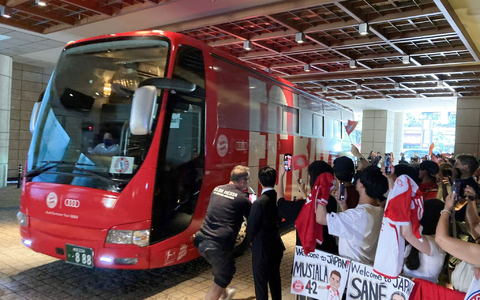 Die Bayern-Mannschaft fährt am Hotel in Tokio vor, wo sie von asiatischen Fans erwartet wird. - Foto: Klaus Bergmann/dpa