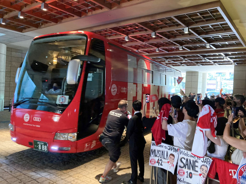 Die Bayern-Mannschaft fährt am Hotel in Tokio vor, wo sie von asiatischen Fans erwartet wird. - Foto: Klaus Bergmann/dpa