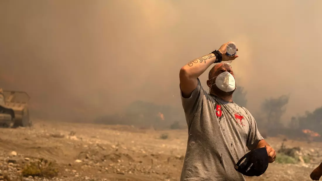 Schon letztes Jahr kam es in Griechenland zu vielen Bränden wegen der hohen Temperaturen. - Bild: Petros Giannakouris/AP/dpa