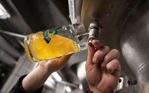 Ein Braumeister entnimmt Bier aus einem Tank. Weltweit wurde 2022 mehr Bier produziert als erwartet. - Foto: Marijan Murat/dpa