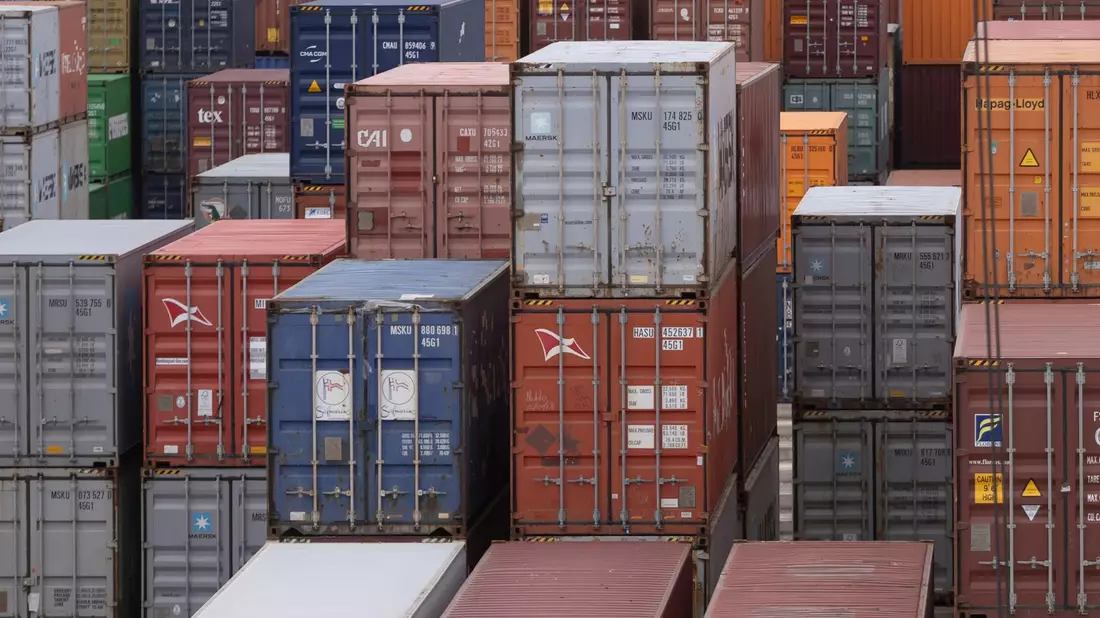 Schiffscontainer stehen im Containerterminal am Rhein im Industriegebiet von Mainz-Mombach. - Bild: Tim Würz/dpa