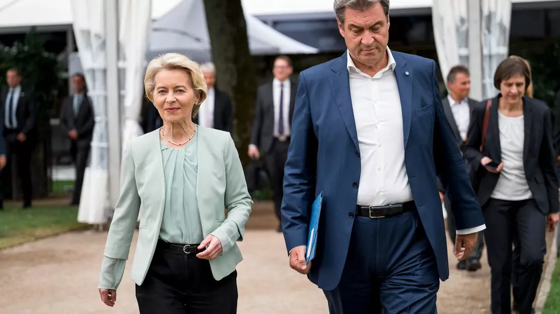 EU-Kommissionspräsidentin Ursula von der Leyen und Bayerns Ministerpräsident Markus Söder in Bayreuth. - Bild: Daniel Vogl/dpa